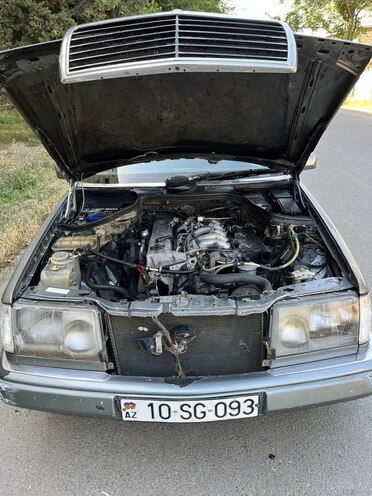 Mercedes E 250 1993, 321,456 km - 2.5 l - Qazax