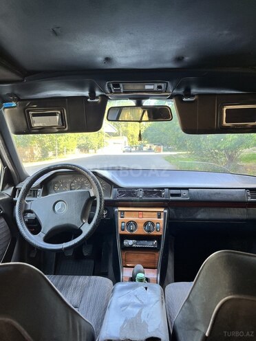 Mercedes E 250 1993, 321,456 km - 2.5 l - Qazax