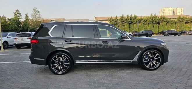 BMW X7-4