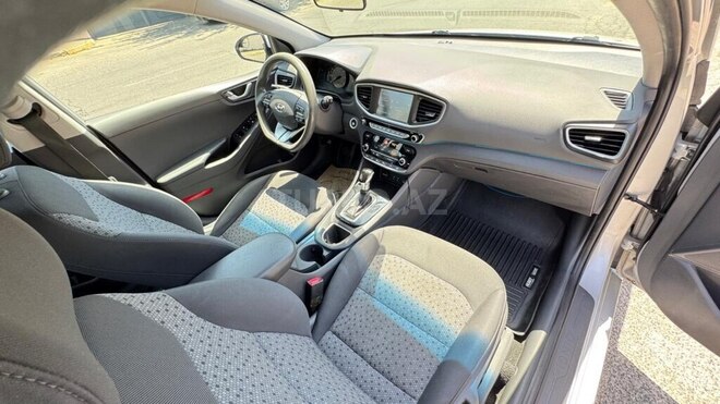 Hyundai IONIQ-8