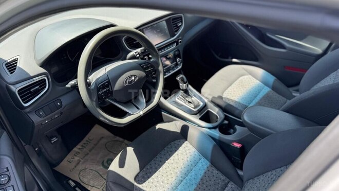 Hyundai IONIQ-12