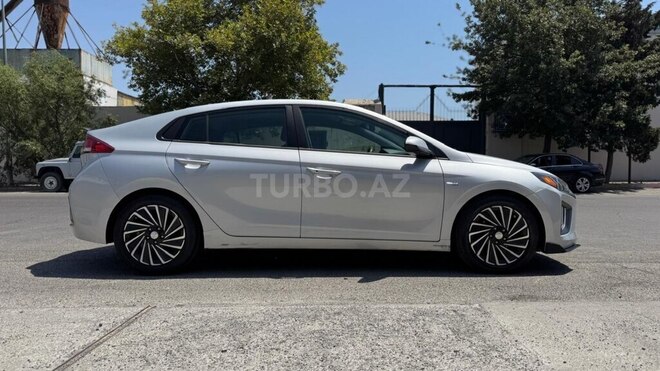 Hyundai IONIQ-11