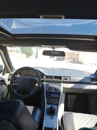 Mercedes E 200 1993, 320,000 km - 2.0 l - Bakı