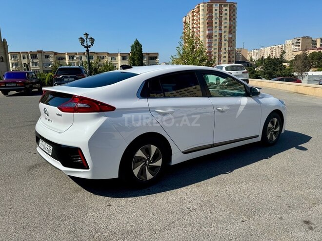 Hyundai IONIQ-11
