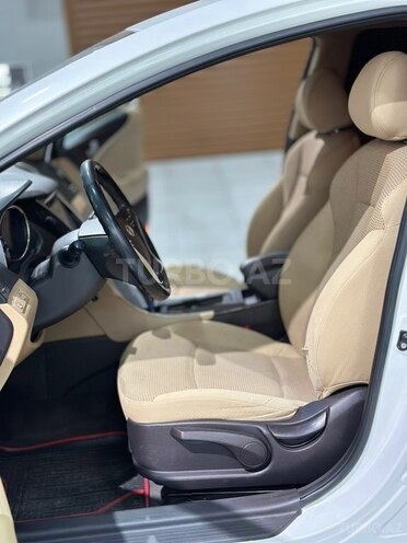 Hyundai Sonata-14