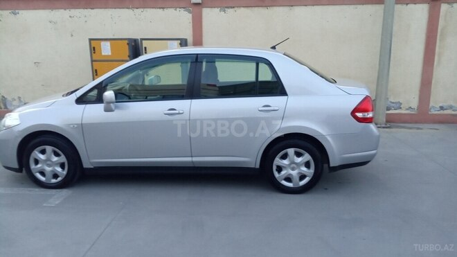 Nissan Tiida-5