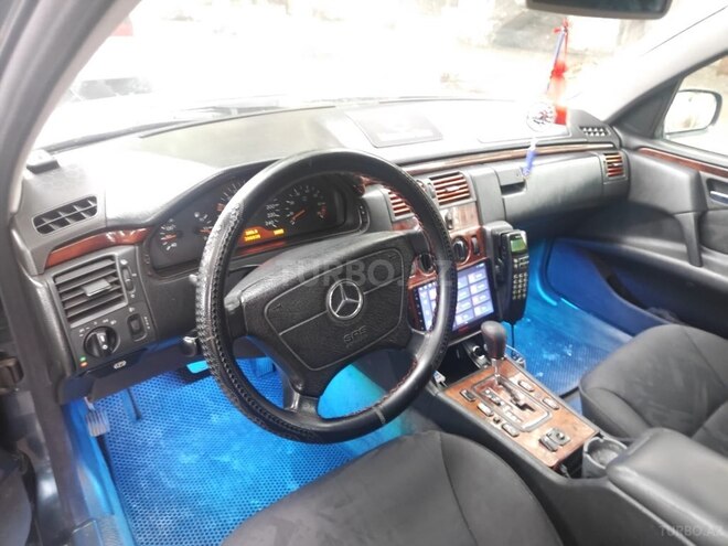 Mercedes E 240 1999, 388,000 km - 2.4 l - Qazax