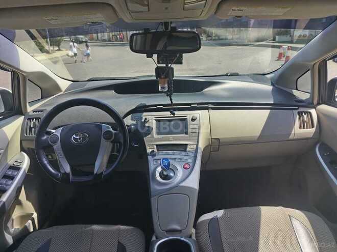 Toyota Prius-5