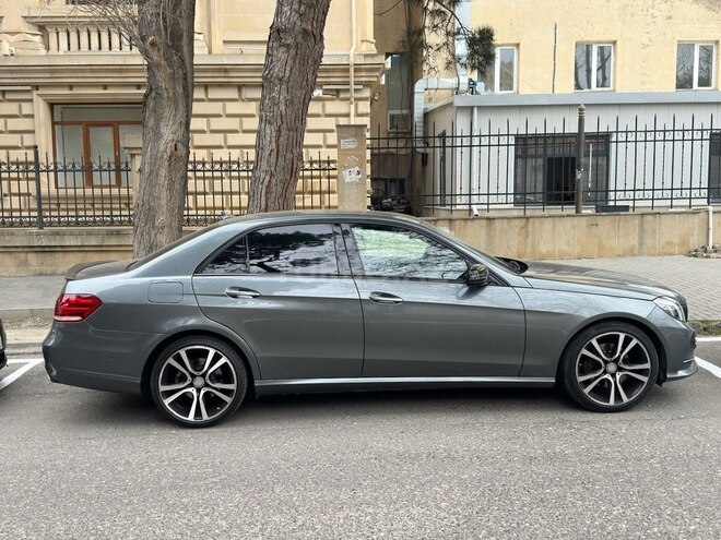 Mercedes E 220-11