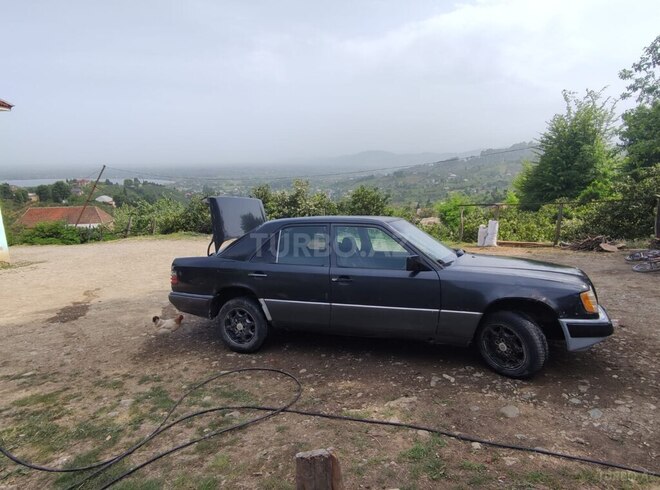 Mercedes E 220 1994, 367,000 km - 2.2 l - Astara