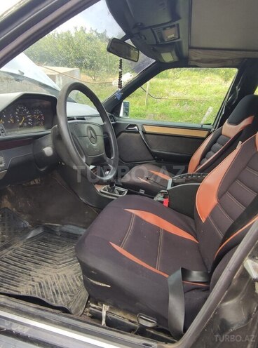 Mercedes E 220 1994, 367,000 km - 2.2 l - Astara