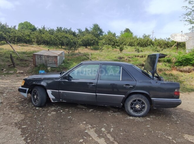 Mercedes E 220 1994, 367,000 km - 2.2 l - Astara