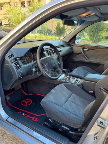 Mercedes E 240 2000, 302,000 km - 2.4 l - Bakı