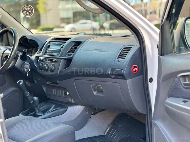 Toyota Hilux 2011, 240,000 km - 2.7 l - Bakı