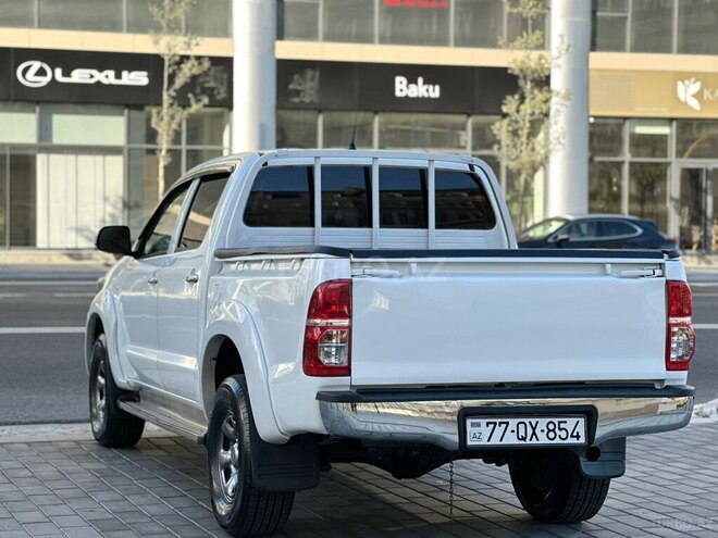 Toyota Hilux 2011, 240,000 km - 2.7 l - Bakı
