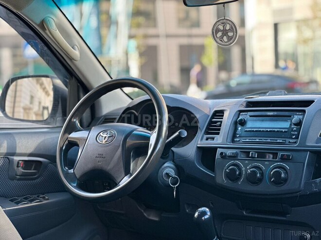 Toyota Hilux 2011, 240,000 km - 2.7 l - Bakı