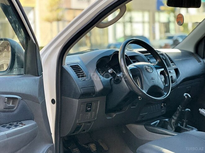 Toyota Hilux 2011, 240,000 km - 2.7 l - Bakı