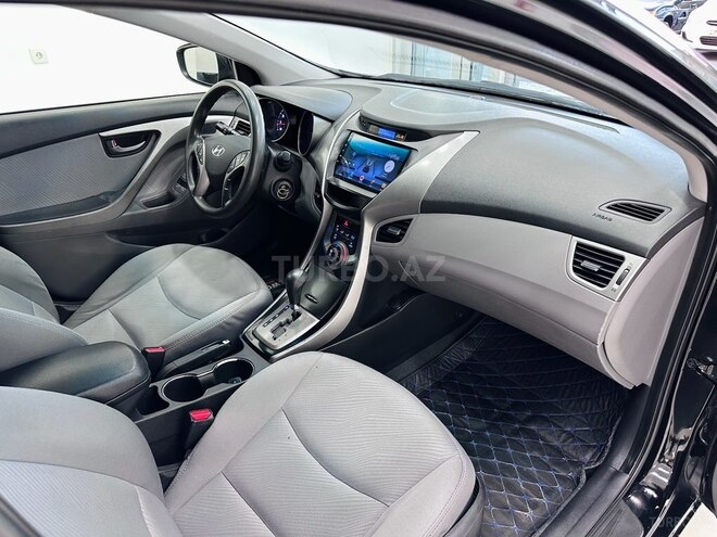 Hyundai Elantra-12