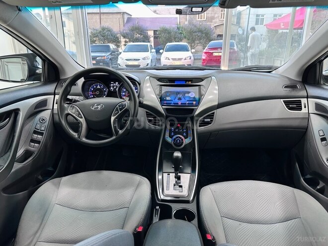 Hyundai Elantra-11