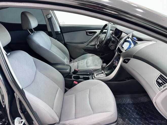 Hyundai Elantra-13