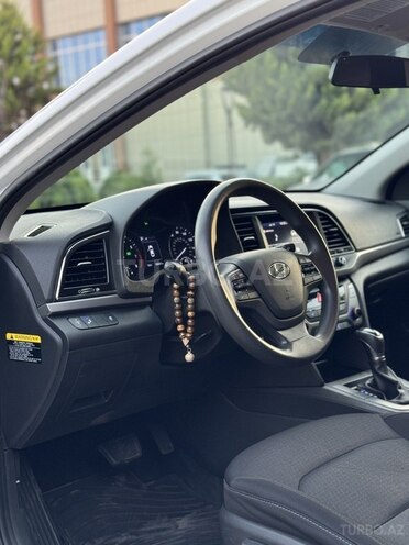 Hyundai Elantra-15