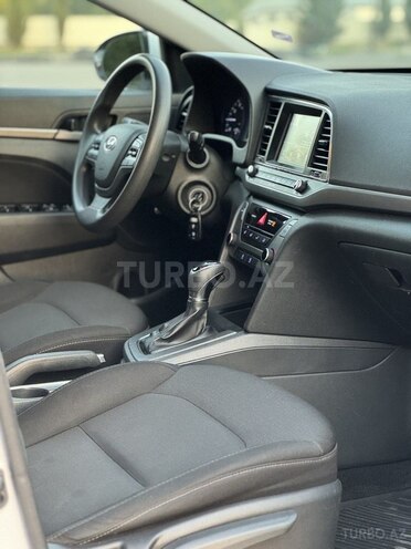 Hyundai Elantra-17