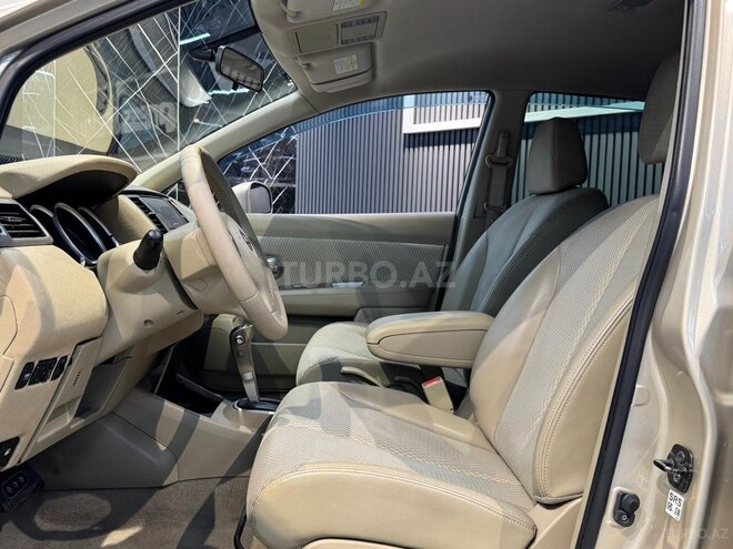 Nissan Tiida-15