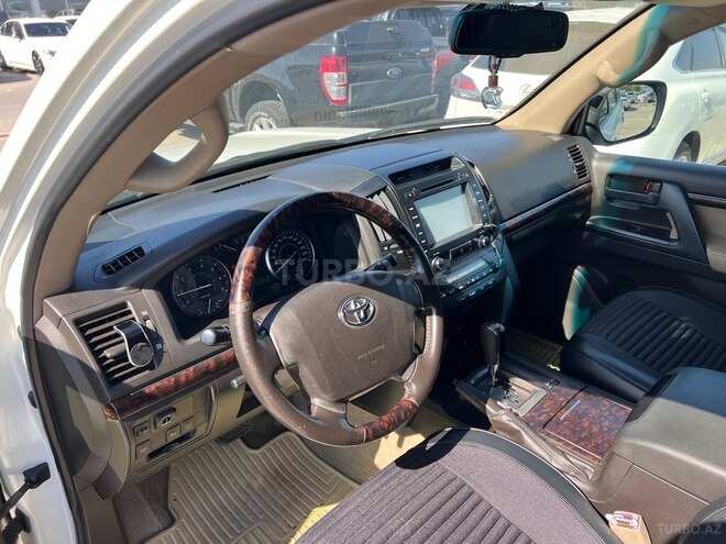 Toyota Land Cruiser-9