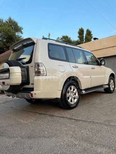 Mitsubishi Pajero-4
