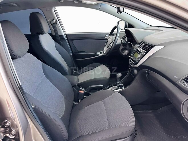 Hyundai Accent-15
