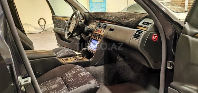 Mercedes E 240-16