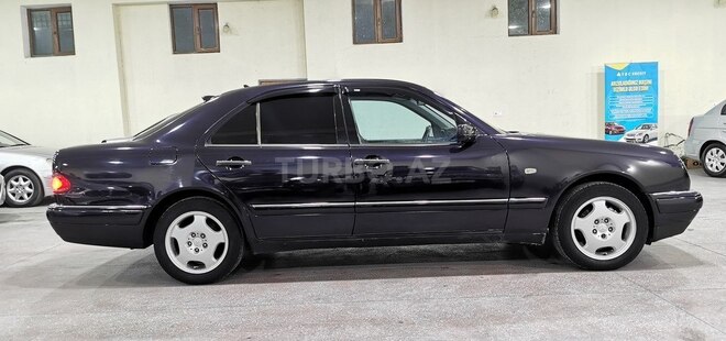 Mercedes E 240-4