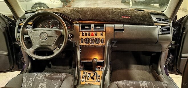 Mercedes E 240-13