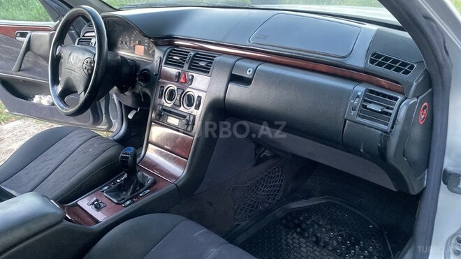 Mercedes E 220 d 2000, 222,786 km - 2.2 л - Qazax