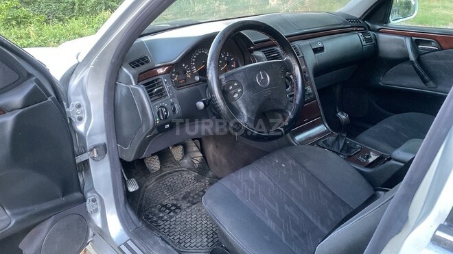 Mercedes E 220 d 2000, 222,786 km - 2.2 л - Qazax