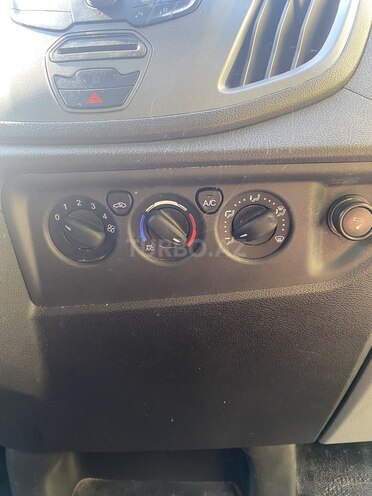 Ford Transit-13