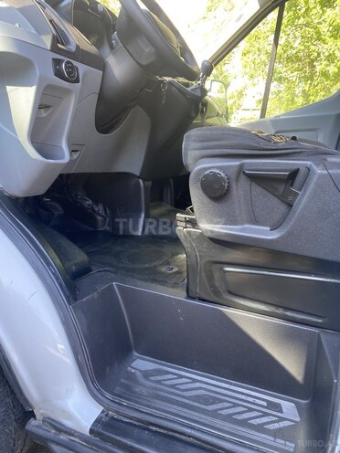 Ford Transit-12