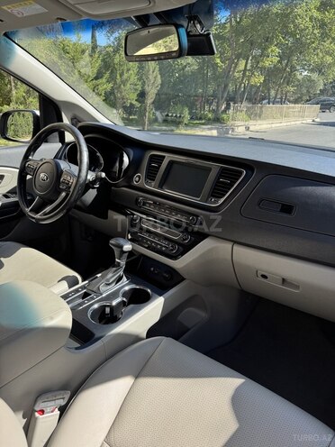 Kia Carnival-13