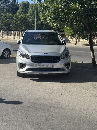 Kia Carnival-1