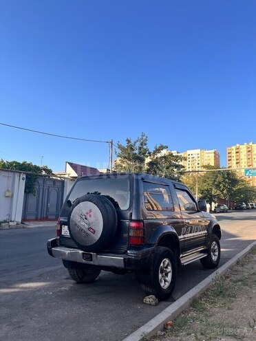 Mitsubishi Pajero-2