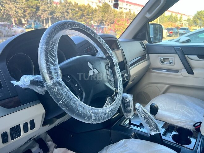 Mitsubishi Pajero-6