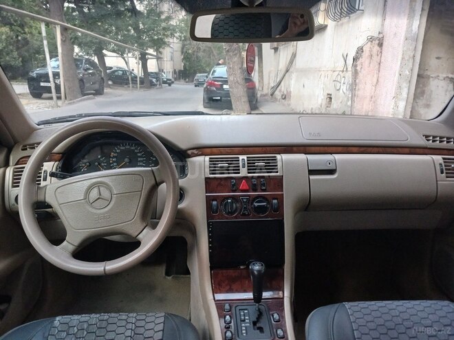 Mercedes E 240 1998, 242,000 km - 2.4 l - Bakı