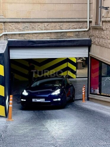 Tesla Model 3-1