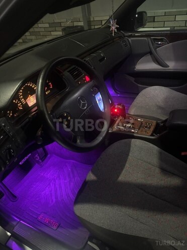 Mercedes E 240 2000, 380,000 km - 2.6 l - Salyan