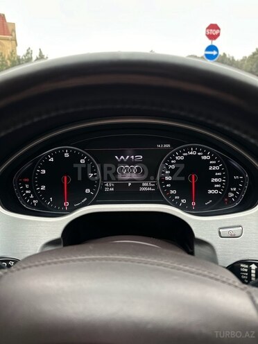 Audi A8-21
