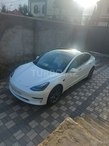 Tesla Model 3-1