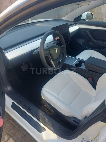 Tesla Model 3-10