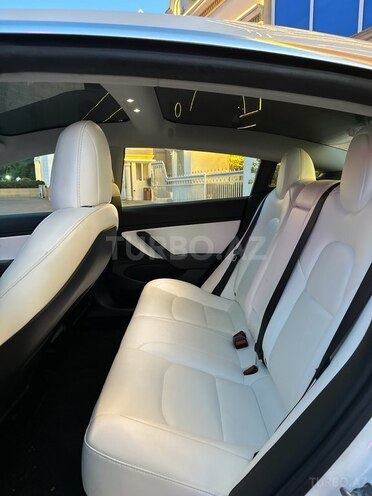 Tesla Model 3-10