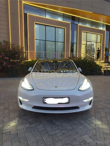 Tesla Model 3-1