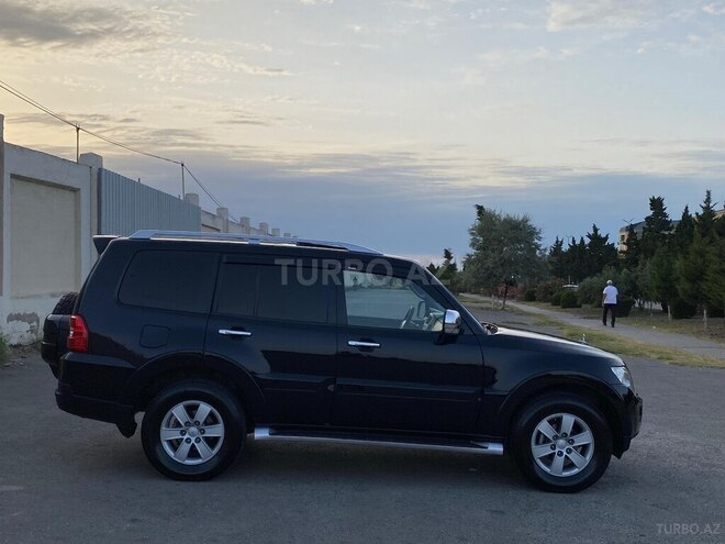 Mitsubishi Pajero-6